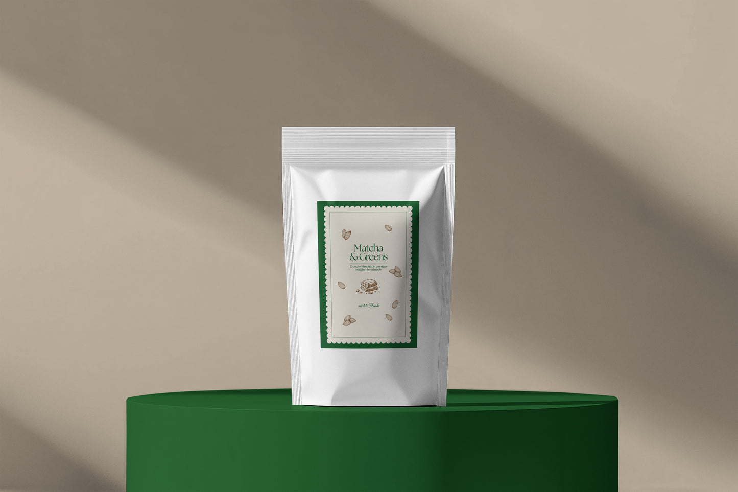 Crunchy Mandeln in cremiger Matcha Schokolade