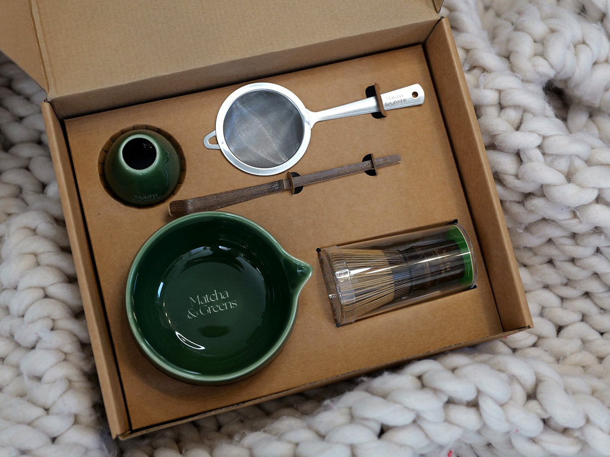 Matcha Set Midori in Dunkelgrün – 5-teiliges Matcha Geschenkset aus Keramik mit Schale, Bambusbesen (Chasen), Besenhalter, Löffel und Sieb in der Geschenkbox