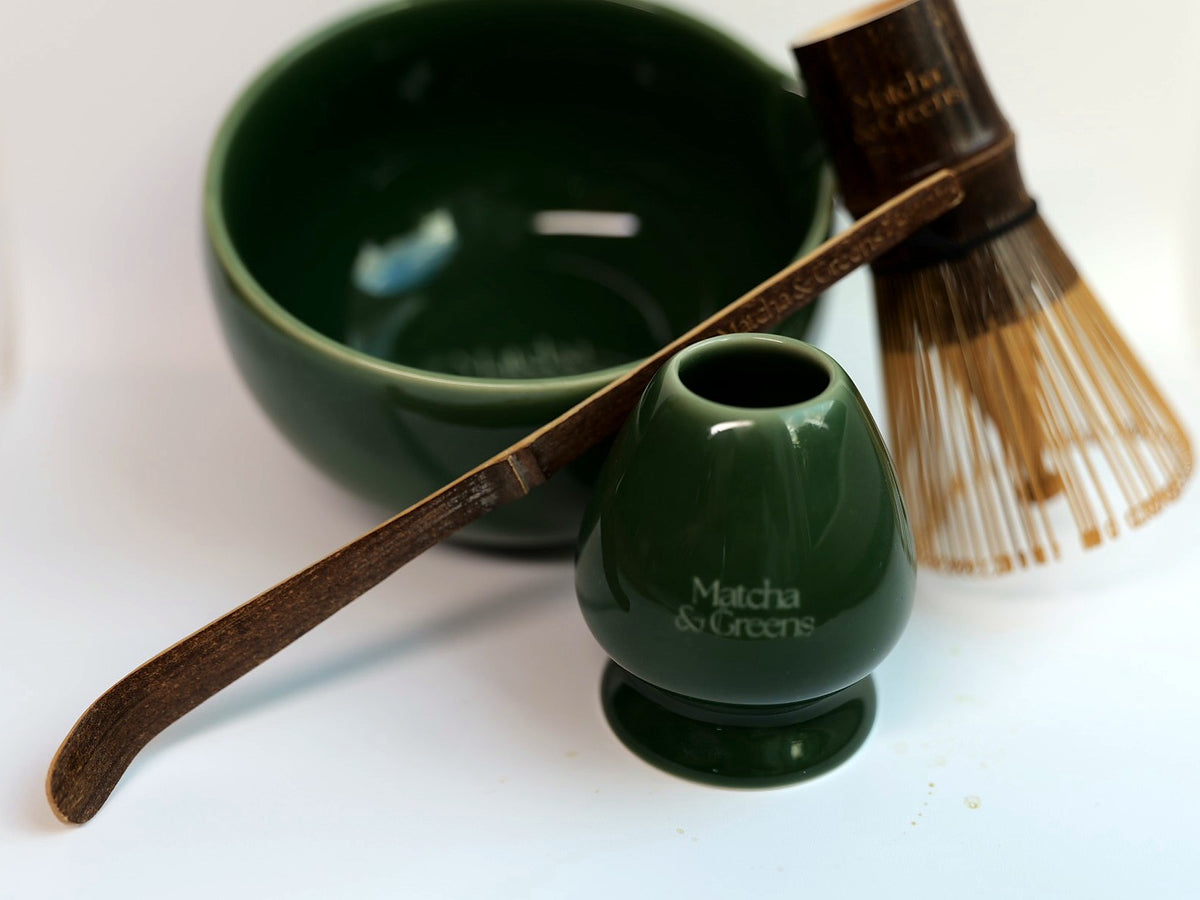 Matcha Set Keramik in Dunkelgrün – Matcha-Schale mit Ausguss, Chasen-Halter, Bambusbesen und Chashaku