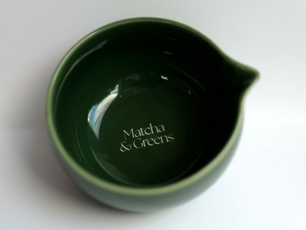 Dunkelgrün glasierte Matcha-Schale mit Ausguss aus Keramik mit Matcha & Greens Logo – Teil des Matcha Sets