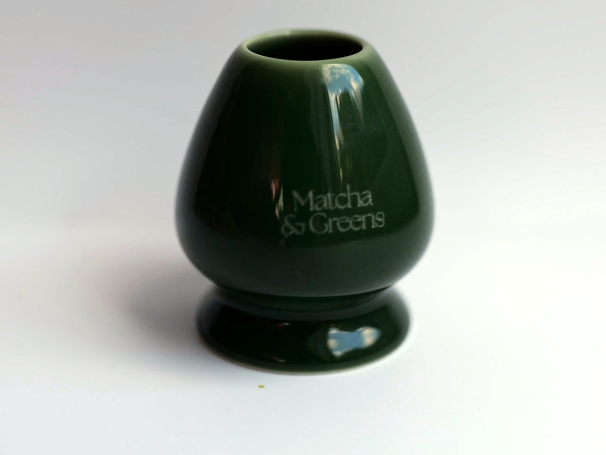 Chasen-Halter aus Keramik in Dunkelgrün mit Matcha & Greens Logo – Besenhalter aus dem Matcha Set
