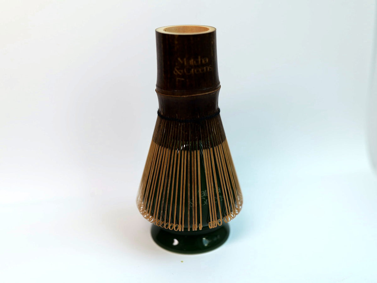 Bambusbesen (Chasen) auf Keramik-Besenhalter in Dunkelgrün – Matcha Zubehör aus dem Matcha Set