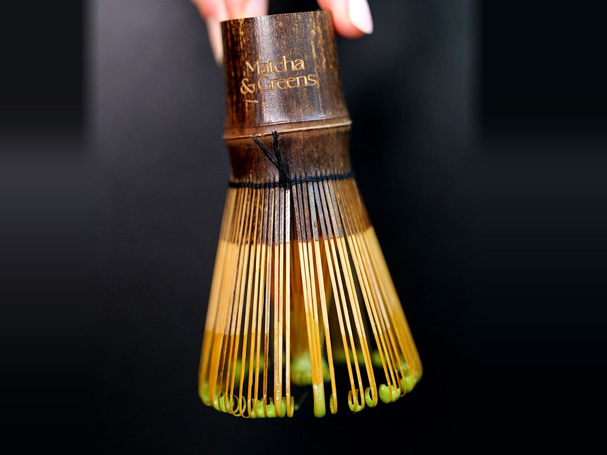 Matcha zubereiten mit Bambusbesen (Chasen) in der Matcha-Schale in Dunkelgrün – Matcha Tee Set aus Keramik